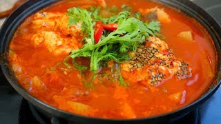 Spicy Korean Fish Stew Maeuntang  매운탕 [upl. by Dnartreb]