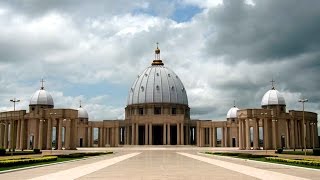 La chiesa più grande del mondo Notre Dame de la Paix in Costa dAvorio [upl. by Anica318]