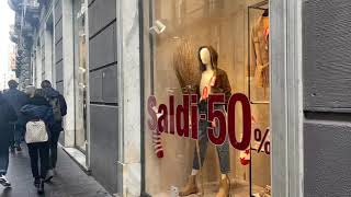 Saldi a Napoli folla nelle vie dello shopping con tanti turisti interessati [upl. by Landmeier]