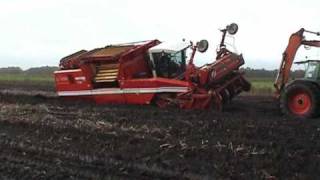 Grimme tectron 415 18m weggezakt in het veen [upl. by Ednalrim]