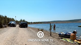 Noge u plićaku glava pored automobila Predivna plaža koristi se kao cesta a vlast nema rješenje [upl. by Hecklau]