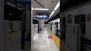 副都心線【東新宿駅3番線を電車が通過する放送＆英語放送】 [upl. by Llenyaj]