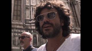 Il cantante Francesco Renga a passeggio per Piazza Duomo a Firenze [upl. by Eneroc]