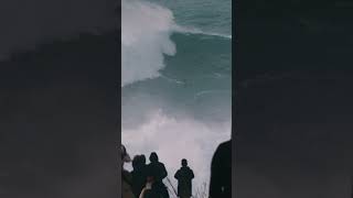 Essa imagem representa bem o que é Nazaré em dia de ondas Gigantes 🙌🏄🏽‍♂️🌊 [upl. by Oratnek]