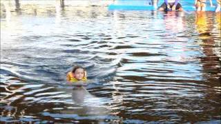 Tour du monde famille SECHET Clara Flavie et Anouk nagent avec les dauphins [upl. by Riordan]