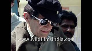 Dev Anand in tears during brother Vijay Anands last rites [upl. by Anerda]