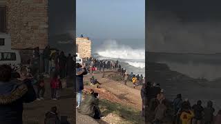 Olha essa onda gigante Dia com maiores ondas do mundo 🌊💥 nazaré [upl. by Tobe]