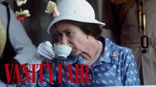 ¿Cómo tomar té como la reina Isabel II  Protocolo highclass  Vanity Fair España [upl. by Adnahsal28]