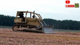 CATERPILLAR Bulldozer Tolak Tanah Merah [upl. by Tnilk]