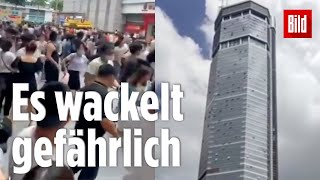 Chinesischer Wolkenkratzer gerät ins Schwanken – Menschen flüchten [upl. by Ilsa977]