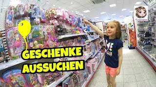 GESCHENKE AUSSUCHEN 🎁 Hannah befüllt ihr GeburtstagsKörbchen bei Rossmann [upl. by Nosnibor]