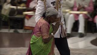 President Kovind presents Padma Shri to Smt Saalumarada Thimmakka [upl. by Leasia362]