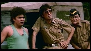 Inspector Shakti Kapoor brings Johnny Lever to the College to Identify the Killers Khiladi [upl. by Hettie]