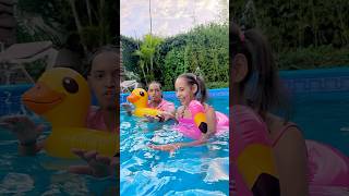 Cuando una niña ve una piscina 🏊🏼‍♀️👧🏻🤣 piscinas shorts comedy [upl. by Theodoric]