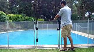 Valla piscina BABYSECUR puerta automatica [upl. by Ahsiadal]