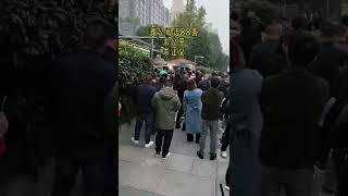 12月2日，重庆，高级人民法院门口，投资者齐声大喊口号，聚集抗议新《公司法》88条。之前，全国各地高级法院门口都有投资者聚集抗议。 中国 大陸 [upl. by Aurora]