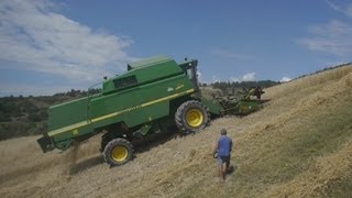 Moisson de lextreme 3 Montee dun mur extreme JOHN DEERE 2258 Hillmaster combine [upl. by Tyre]