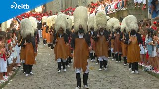 El Alarde tradicional recorre las calles de Hondarribia [upl. by Efren]