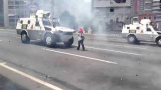 19A Venezolana la hace frente a un quotRinocerontequot de la GNB en Caracas [upl. by Tioneb844]