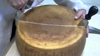 Taglio Parmigiano Reggiano DOP 2001 [upl. by Tabber133]