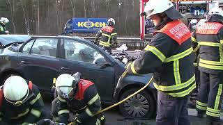 Mann bei Auffahrunfall auf der A1 bei Engter schwer verletzt [upl. by Harac]