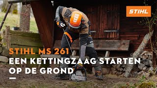 Een kettingzaag starten op de grond  STIHL MS 261 [upl. by Lourie]