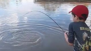 CRIANÇA PESCANDO UM SURUBIM vídeo de pesca menino pescando um peixe grande vídeo de pescaria fishing [upl. by Vorfeld399]