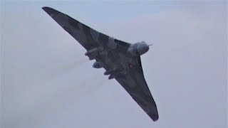 AVRO VULCAN BOMBER  Loud Engine Howl  Last public Displays [upl. by Aidan]