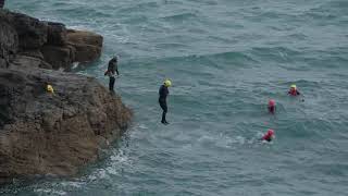 2792024 Coasteering in Cornwall Bass Point der 1 Sprung [upl. by Luemas]