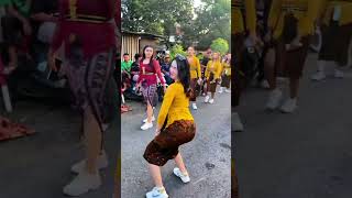 Kebaya Kuning Meresahkan 😂 karnaval soundhoregsurabaya [upl. by Esahc150]